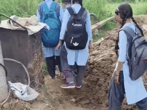 स्कूल जाते बच्चों को करंट का खतरा:मुख्य सड़क पर कीचड़ होने से बिजली के खंभे को छूकर निकल रहे, सीवर लाइन में लीकेज
