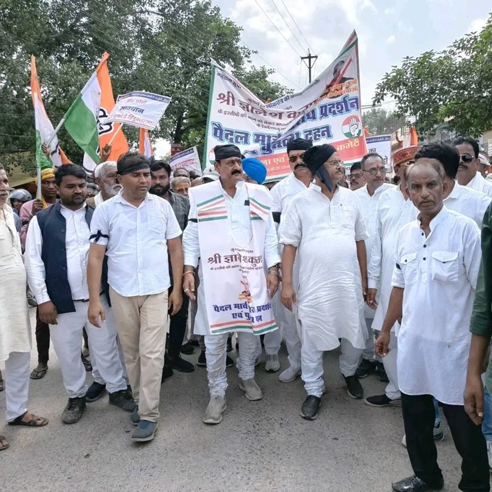 CEC ज्ञानेश कुमार के खिलाफ कांग्रेस का उग्र प्रदर्शन:मैहर के घंटाघर पर पुतला फूंका, पुलिस से झड़प; बैरिकेडिंग पर चढ़े कांग्रेसी