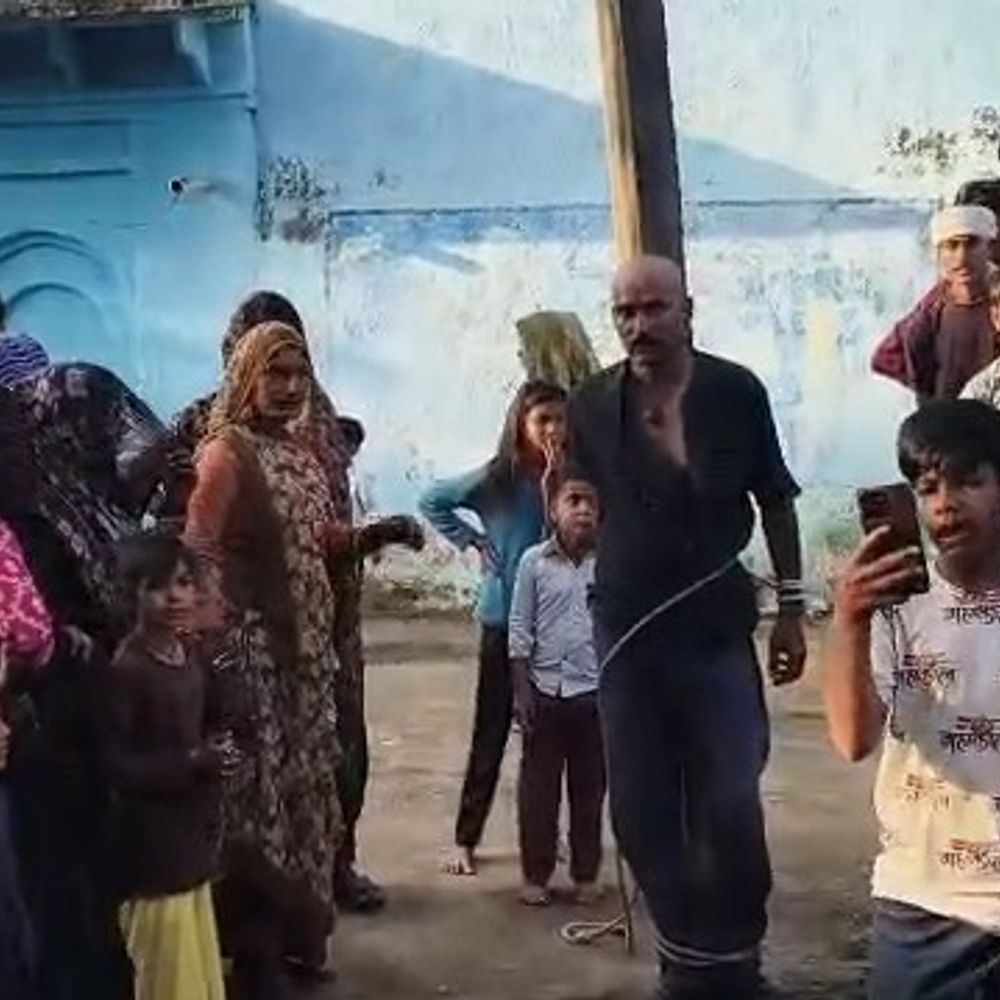 शिवपुरी में अवैध शराब के खिलाफ महिलाओं का हंगामा:बाइक सवार सप्लायर को रस्सी से खंभे में बांधा, शराब की पेटियां छीनकर लगाई आग, पुलिस में शिकायत दर्ज