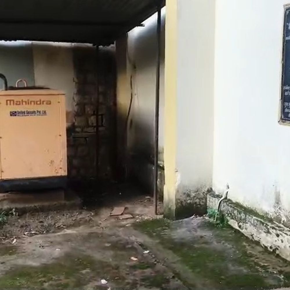 कोर्ट परिसर में रखे जनरेटर से बैटरी गायब:तार खुले मिले, पुलिस ने केस दर्ज कर जांच शुरू की