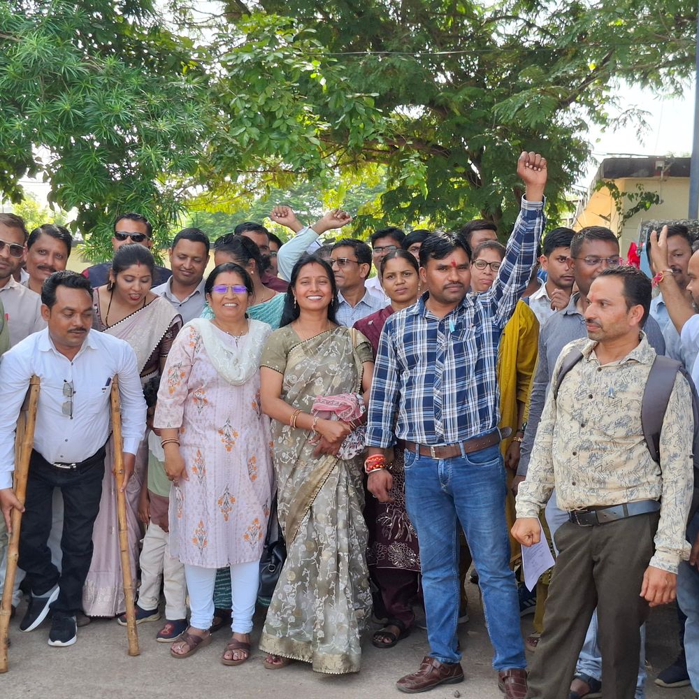 पदोन्नति में देरी से नाराज 500 से ज्यादा TET शिक्षक-दुर्ग-पहुंचे:4 अक्टूबर तक प्रक्रिया आगे बढ़ाने का अल्टीमेटम, 5 से अनिश्चितकालीन हड़ताल का ऐलान