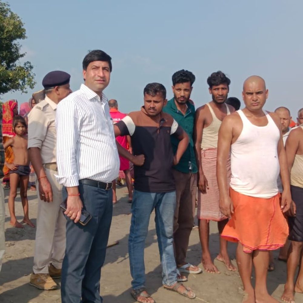 कोसी में स्नान करने गई 3 साल की बच्ची लापता:सुपौल-तेज धारा में बहने की आशंका,गोताखोरों की टीम कर रही तलाश; NDRF को दी सूचना