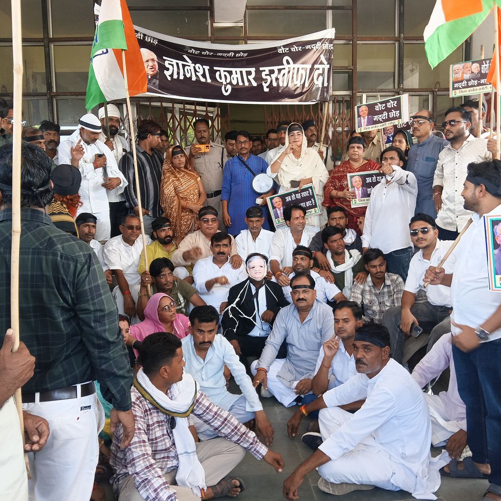 कांग्रेस कार्यकर्ताओं का EC ज्ञानेश कुमार के खिलाफ विरोध प्रदर्शन:पुतला फूंकने में पुलिस से हुई छीना-झपटी; वीर सावरकर स्टेडियम से कलेक्ट्रेट तक पैदल मार्च