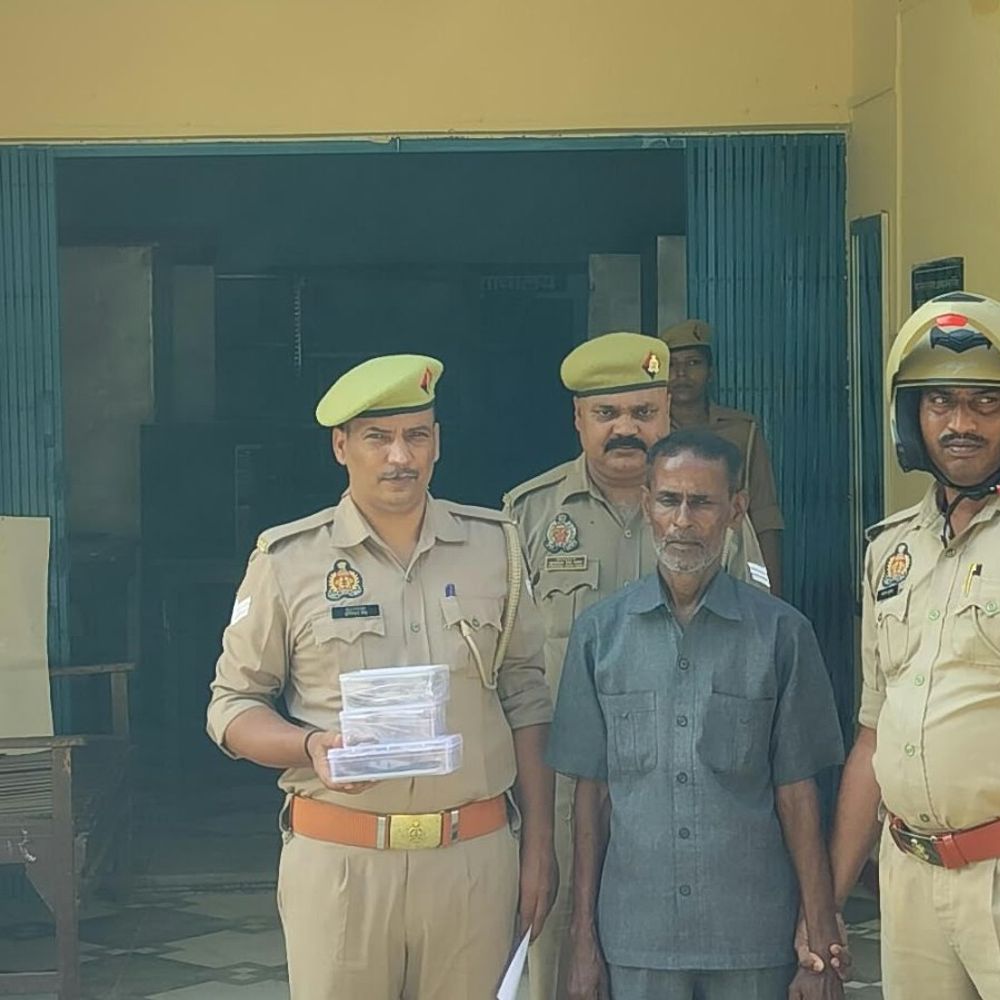 आजमगढ़ में नौकरी दिलाने के नाम पर ठगी आरोपी गिरफ्तार:सहायक अध्यापक की फर्जी नियुक्ति पत्र देकर 230000 रुपए की ठगी