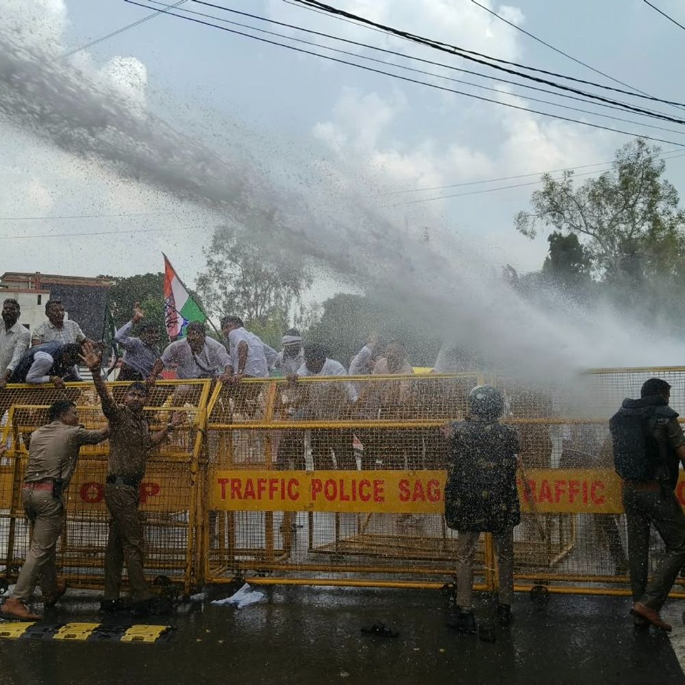 सागर कलेक्ट्रेट का घेराव करने निकले कांग्रेस कार्यकर्ता:पुलिस ने कालीचरण चौराहे पर रोका, बैरीकेड्स पर चढ़े तो वाटर कैनन से खदेड़ा