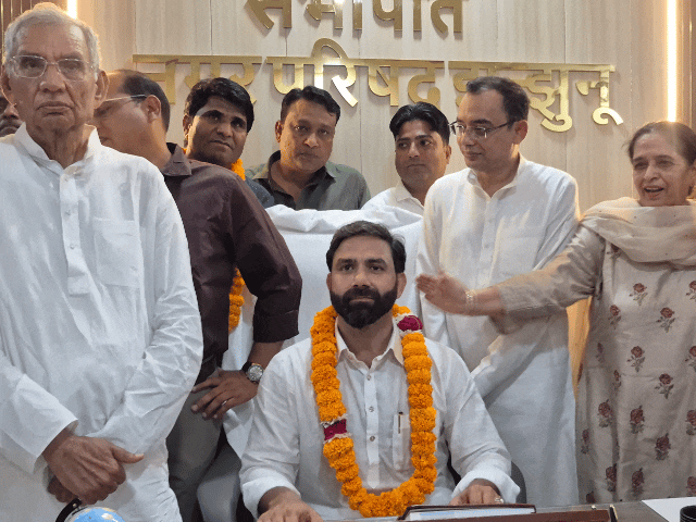 अगवान बोले-यह सभापति की कुर्सी नहीं, जनता की अमानत है:झुंझुनूं में सभापति का पदभार ग्रहण किया; सांसद ने कहा- हमनें काम पूरा किया, अब आपकी बारी