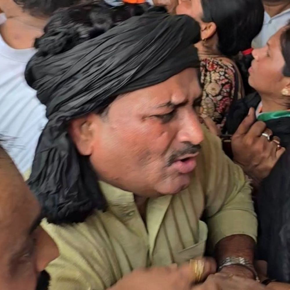 मुख्य चुनाव आयुक्त के खिलाफ मुरैना में कांग्रेस का प्रदर्शन:जंजीरों में जकड़कर लाए पुतला, अधिकारी नहीं पहुंचे तो दीवार पर चिपकाया ज्ञापन