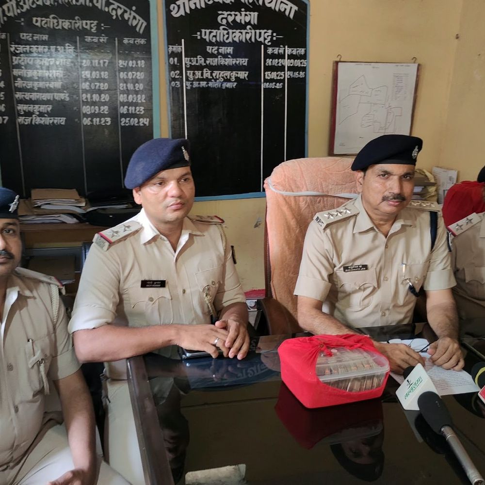 चोरी के 5 लाख रुपए आरोपी के घर से बरामद:बाइक की डिक्की से निकाले से कैश, पुलिस की छापेमारी में आरोपी हुआ फरार