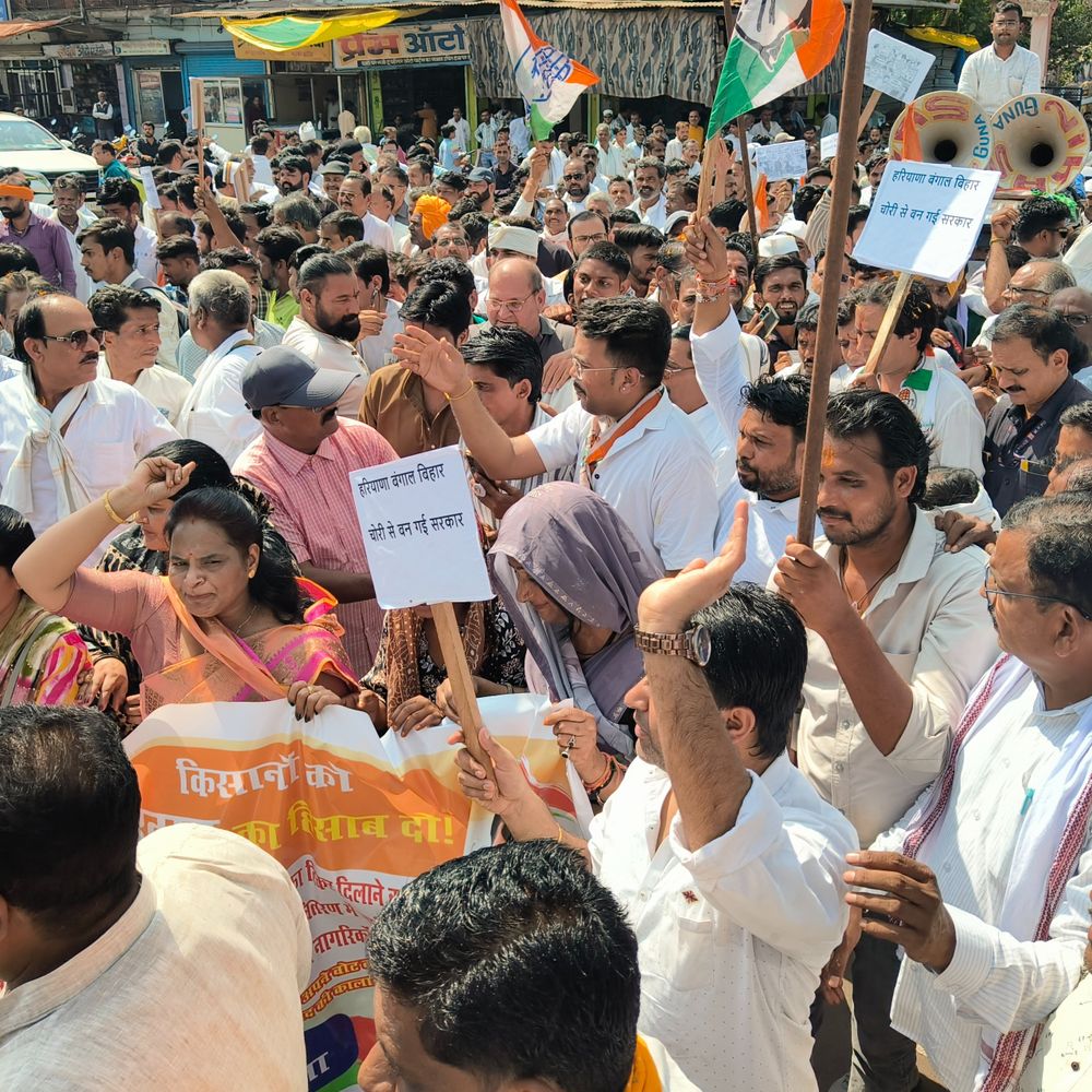 गोरिल्ला बनकर पहुंचा युवक, लिखा-वोट चुरा के करता ऐश:गुना में कांग्रेस का प्रदर्शन, CEC को हटाने और गिरफ्तार करने की मांग वाला ज्ञापन सौंपा