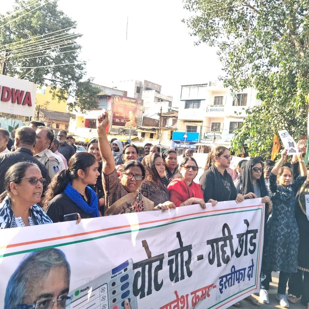 ‘वोट चोरी’ के आरोप में CEC के खिलाफ प्रदर्शन:खंडवा में कांग्रेस ने ज्ञानेश कुमार को प्रतीकात्मक कैदी बनाकर दिया ‘कैदी नंबर 840’