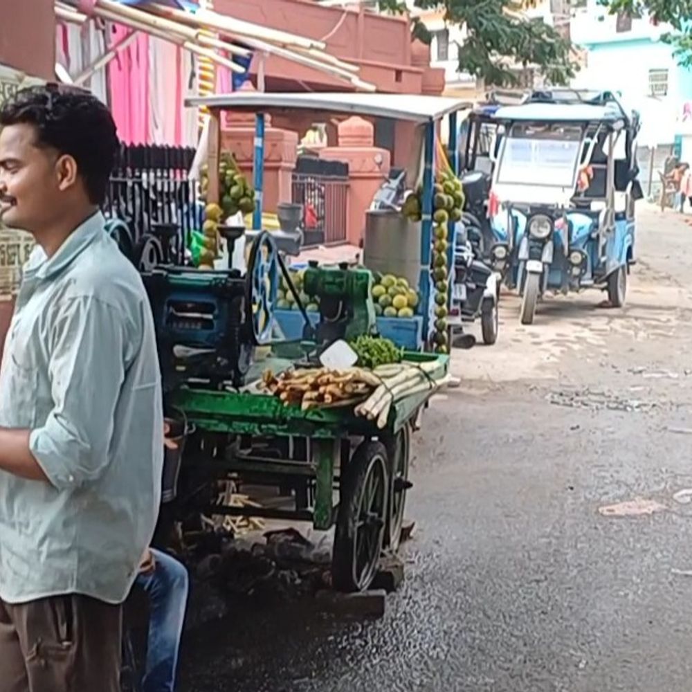 पिंडवेदी के द्वार पर अतिक्रमणकारी:अक्षयवट के दरवाजे पर ही कब्जा, कहीं दुकान तो कहीं मवेशी; जाम में फंस रहे श्रद्धालु