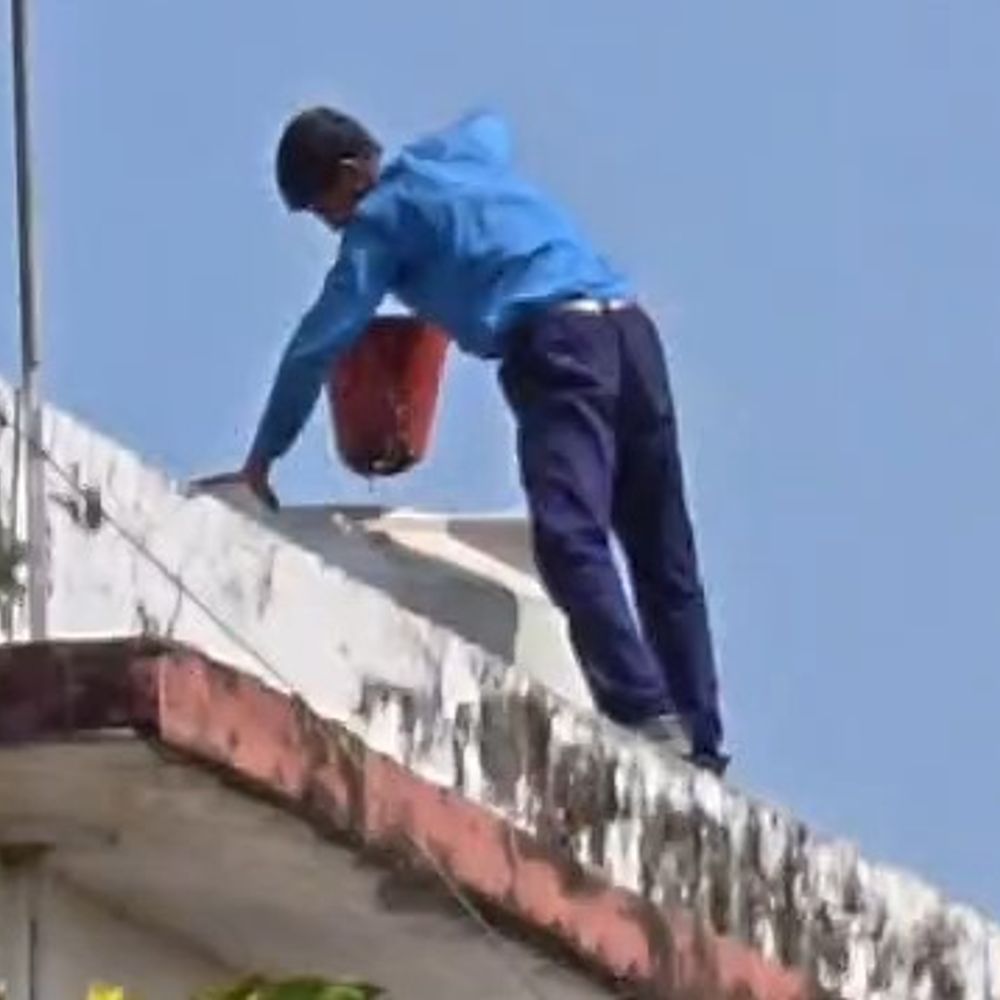 ITI में छात्र से दूसरी मंजिल पर टंकी साफ कराई:बिना हेलमेट, बेल्ट और सेफ्टी शूज के छात्र को छत की मुंडेर पर चढ़ाया
