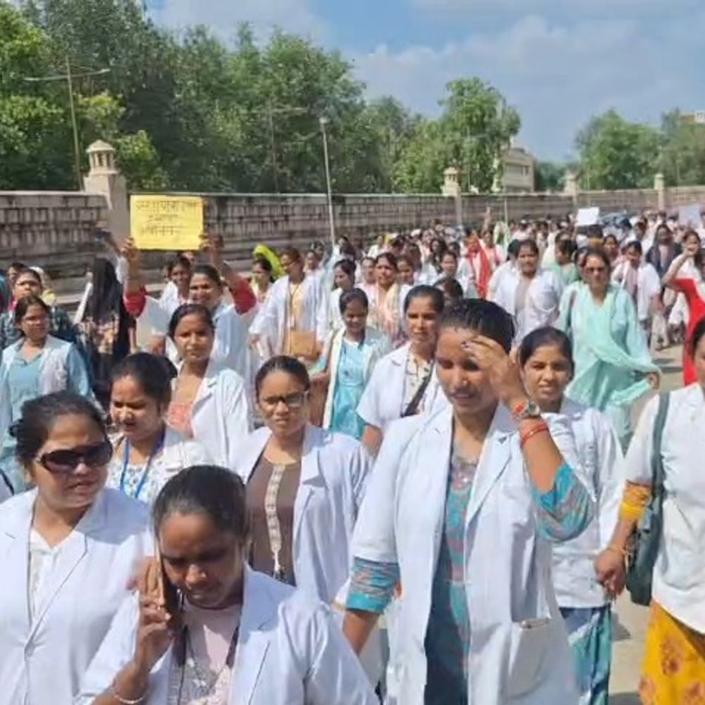 लखनऊ में ANM कर्मियों का प्रदर्शन जारी:10 दिन से इको गार्डन में धरना, बोलीं- 12 हजार में परिवार चलाना मुश्किल