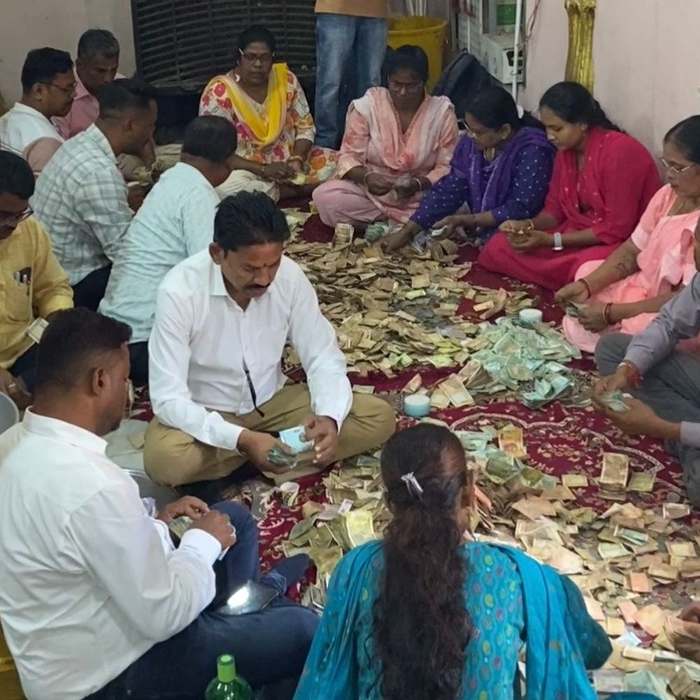 जगदलपुर के मां दंतेश्वरी मंदिर की दान पेटियां खुलीं:12 लाख कैश निकले, सोने-चांदी के आभूषण भी मिले; बस्तर दशहरा की तैयारियां तेज
