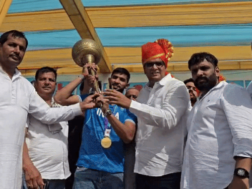 झज्जर में गोल्ड मेडलिस्ट अयान का बूपनिया में भव्य स्वागत:गाजे-बाजे के साथ समारोह स्थल तक ले गए ग्रामीण, गदा भेंट कर पहनाईं नोटों की मालाएं