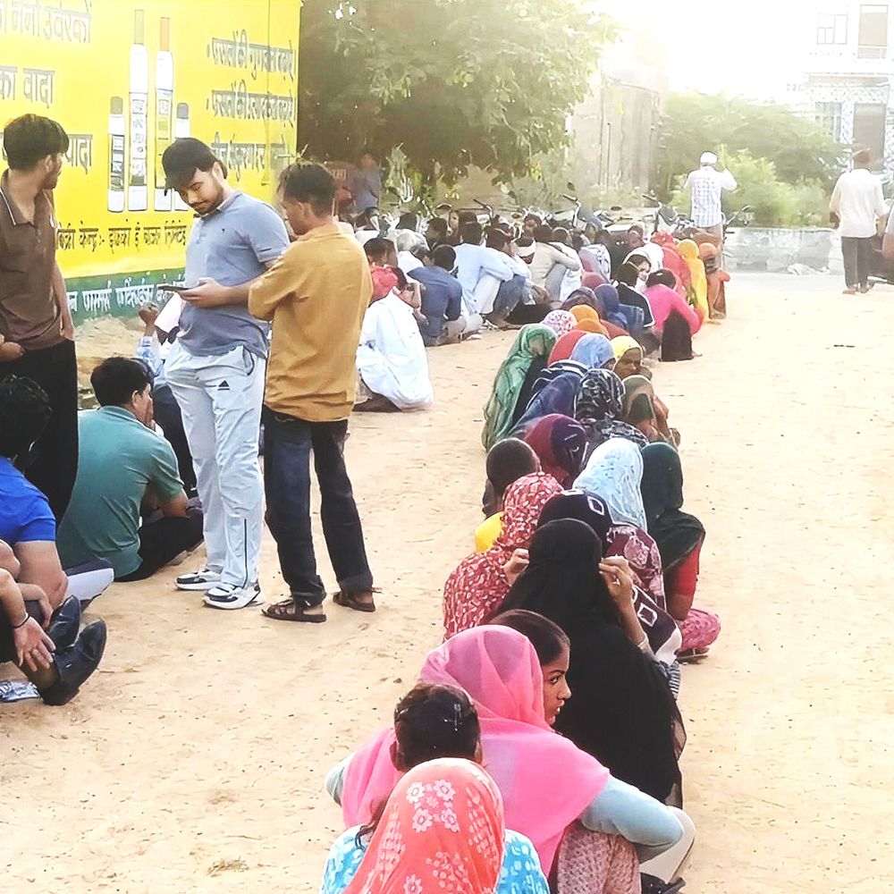 गोदाम में खाद... फिर किल्लत और लाइन में किसान क्यों