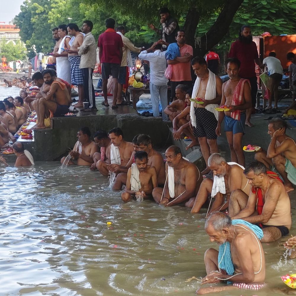 पितृपक्ष पर आनंद घाट पर उमड़ी भीड़:पुरोहित ने बताया पितरों के श्राद्ध की तिथियों का महत्व, गूंजे मंत्र