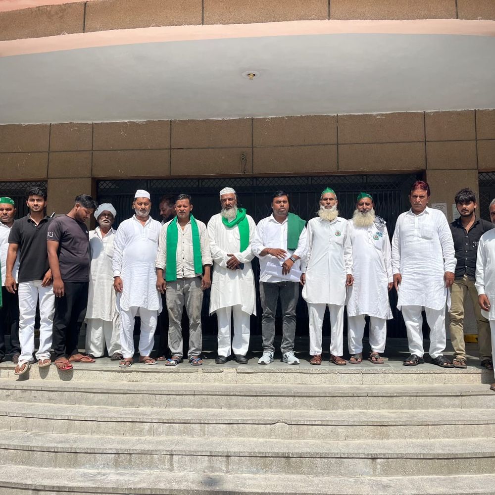 सीवर लाइन टूटने से 32 बीघा फसल बर्बाद:बागपत में किसान ने जल निगम से 8-9 लाख रुपये मुआवजे की मांग की, यूनियन ने सौंपा ज्ञापन