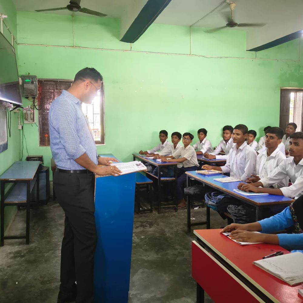 मधेपुर जवाहर हाई स्कूल का DCLR ने किया सरप्राइज इंस्पेक्शन:स्मार्ट क्लास में बच्चों से पूछे सवाल, अटेंडेंस रजिस्टर किया चेक