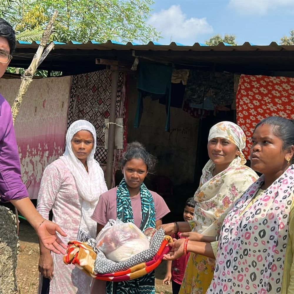 बाढ़ प्रभावित वार्डों में पहुंची टीम, सूखा राशन और जरूरी सामान भी बांटा गया