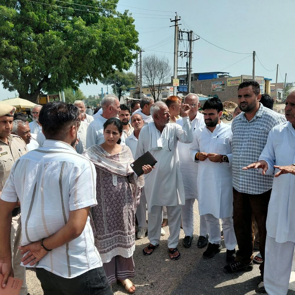 उचाना एसडीएम ने लिया हॉट स्पॉट का जायजा:ग्रामीणों ने की थी चौक बनाने की मांग, स्पीड ब्रेकर बनाने- साइन बोर्ड लगाने के निर्देश