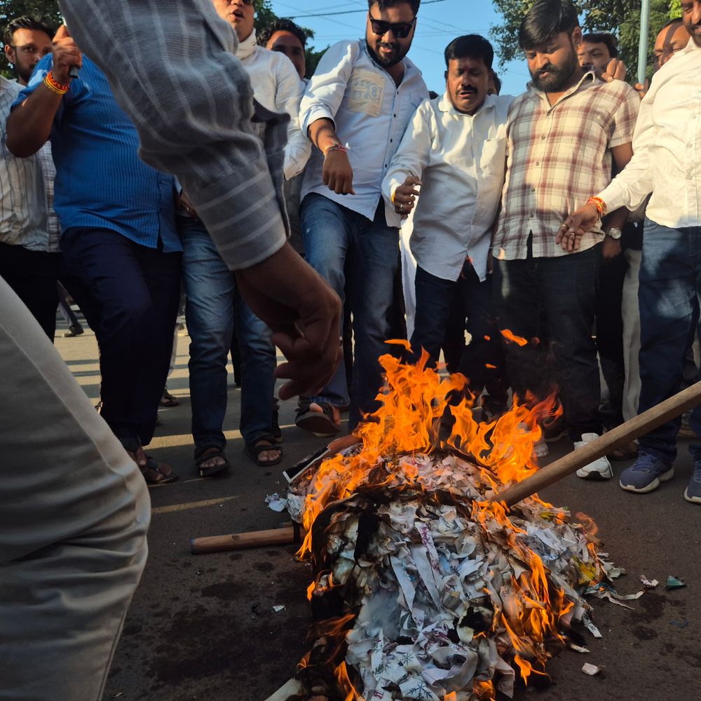 बड़वानी में कांग्रेस का प्रदर्शन, सीईसी का पुतला फूंका:मतदाता सूची में बदलाव, 'वोट चोरी' के खिलाफ किया प्रदर्शन