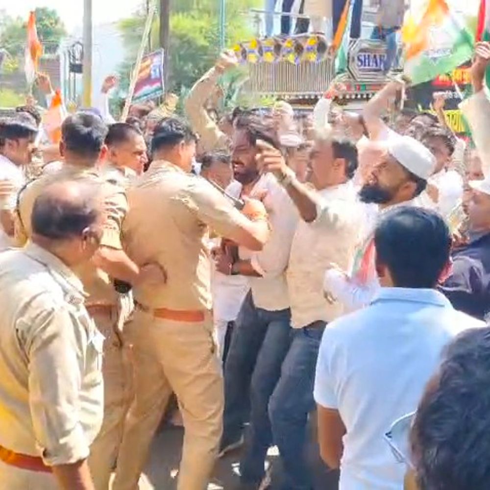 नीमच में मतदाता सूची में गड़बड़ी पर कांग्रेस का प्रदर्शन:कार्यकर्ताओं ने बैरिकेड्स पर चढ़कर नारेबाजी की, SDM को ज्ञापन सौंपा