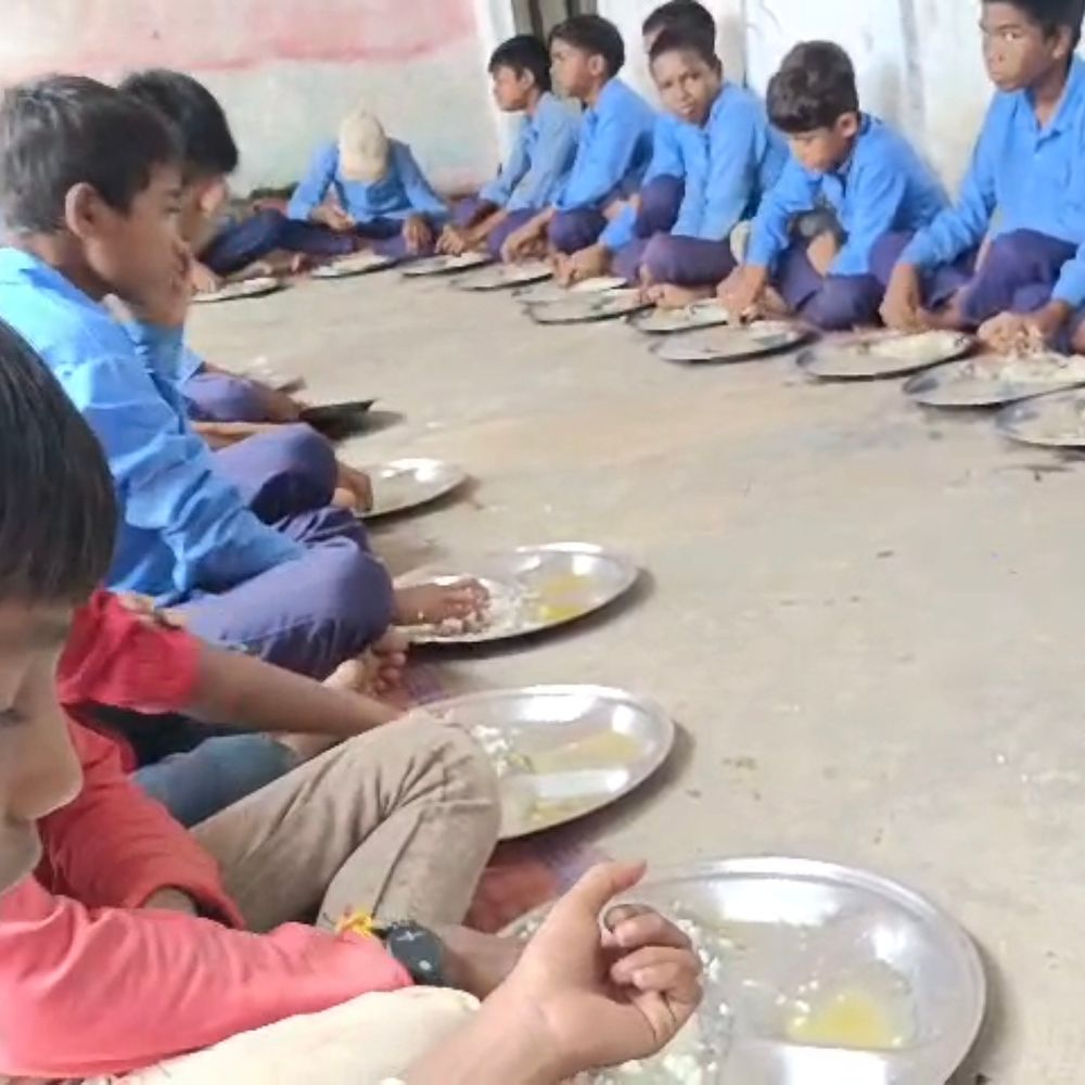 मिड-डे मील; परोसी जा रही पानी जैसी दाल और सब्जी:स्टूडेंट को मिल रहे भोजन की क्वालिटी घटिया, बुढ़ार के छोटकी टोला स्कूल के बच्चे परेशान