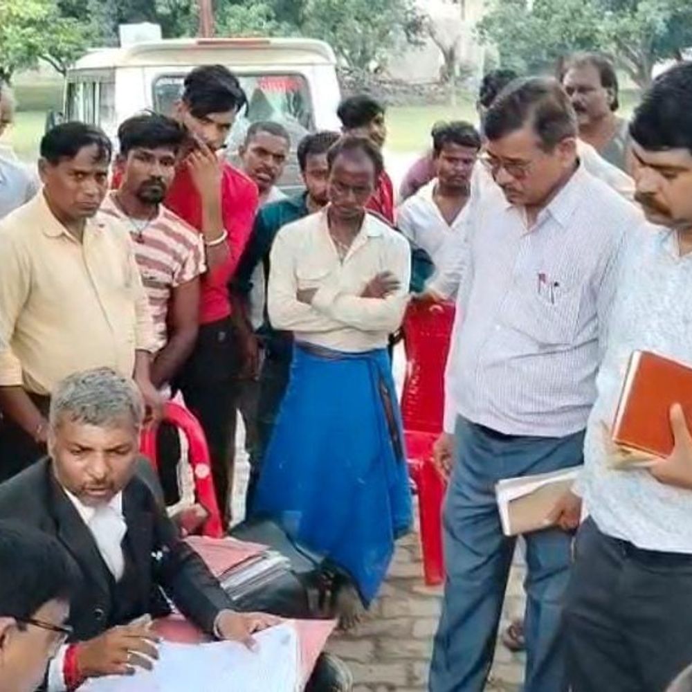 600 बीघा भूमि विवाद में अधिवक्ता परिवार को धमकी:भदोही में राजस्व टीम की मौजूदगी में हुआ विवाद, पुलिस कार्रवाई की मांग