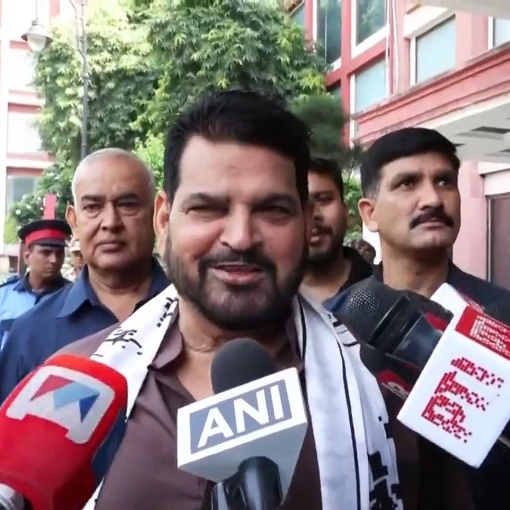 बृजभूषण बोले- अखिलेश के बिना सब सूना:मुस्कुराते हुए कहा- सपा के बिना यूपी में कांग्रेस का अस्तित्व नहीं, 150 सीटों लेकर चल रही खींचतान