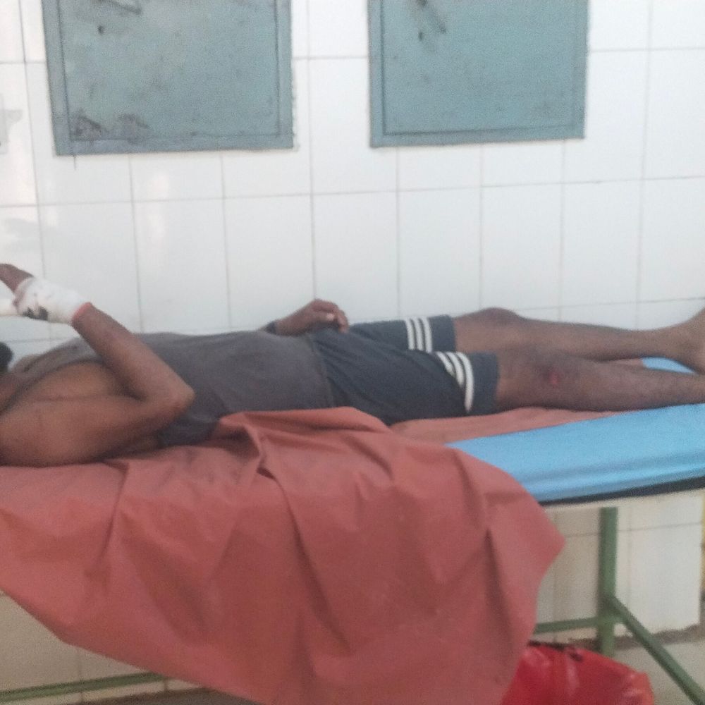 ललितपुर में हाईवे पर दो बाइक भिड़ीं, तीन घायल:एमपी के दो युवक और एक स्थानीय व्यक्ति घायल, मेडिकल कॉलेज में भर्ती
