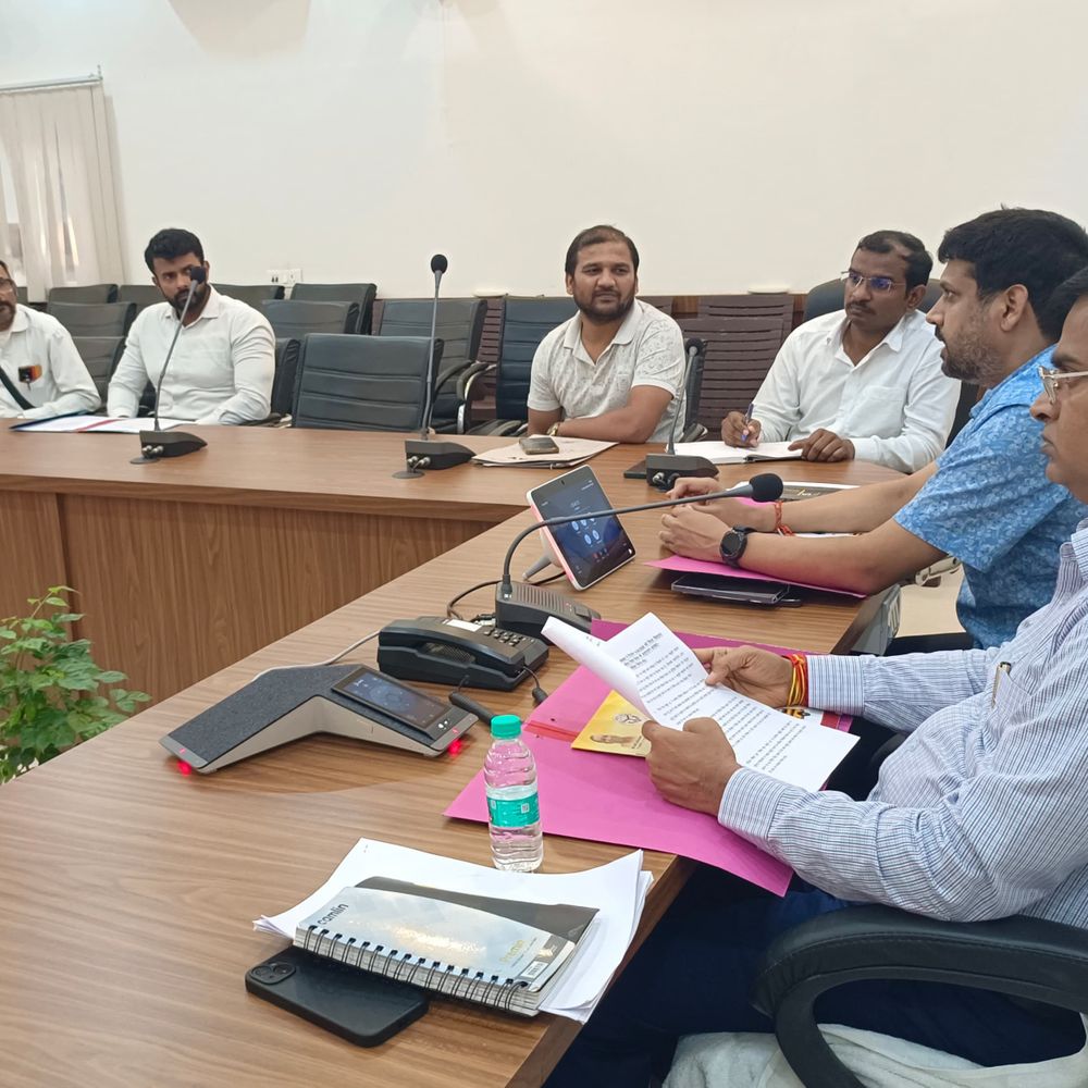 मऊ में स्कूली वाहनों पर प्रशासन सख्त:46 की फिटनेस फेल, नियम तोड़ने पर तय होगी जिम्मेदारी