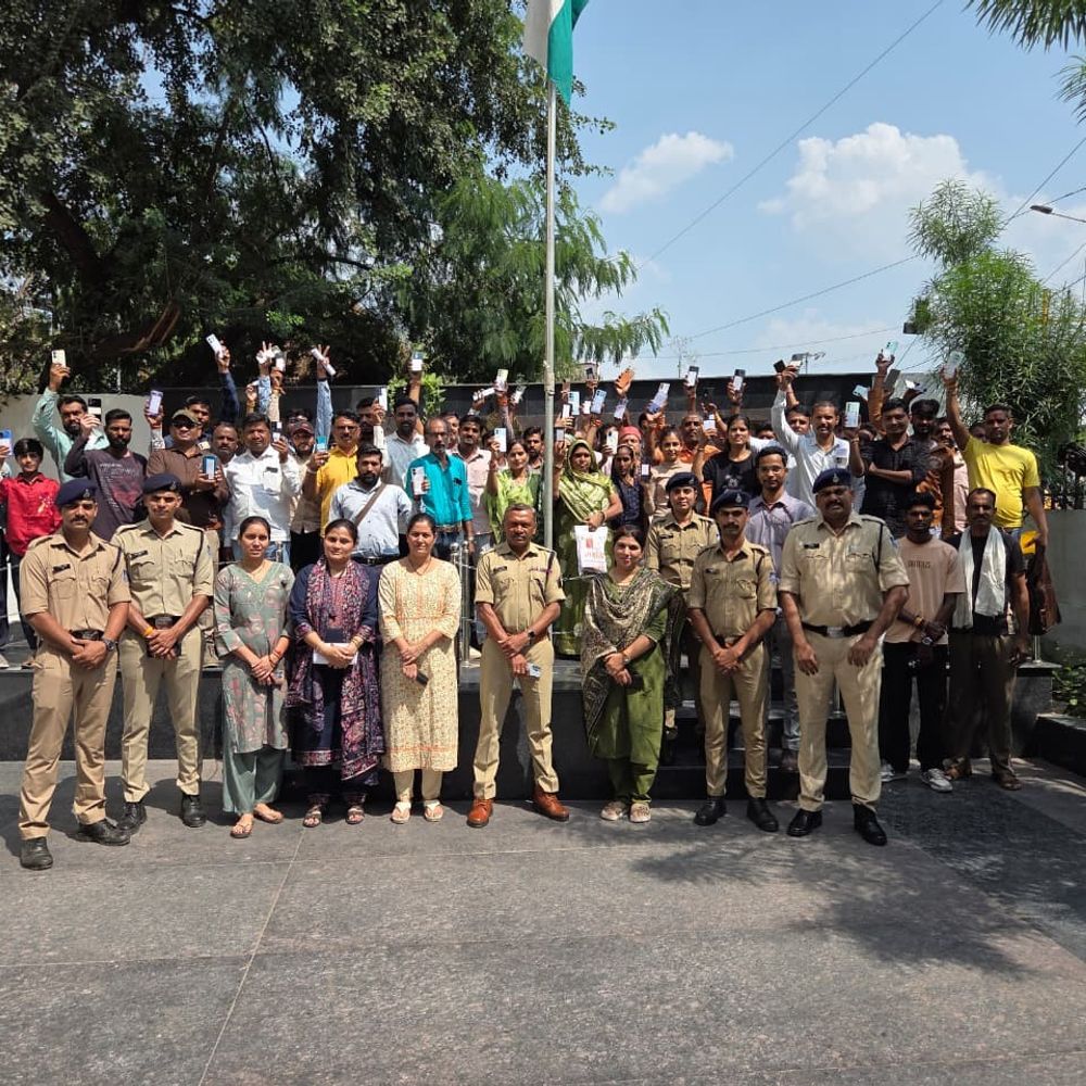पुलिस ने लौटाई मोबाइल की ‘खोई’ खुशियां, 220 फोन बरामद:40 लाख के फोन मालिकों को सौंपे, ऑपरेशन साइबर में एक साल में 1095 मोबाइल मिले