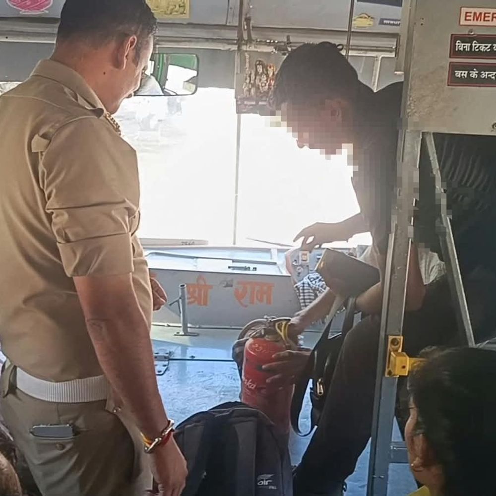 44 बसों की चेकिंग पर यातायात पुलिस की सख्ती:बिजनौर में 11 में मिली खामियां, 10 के चालान