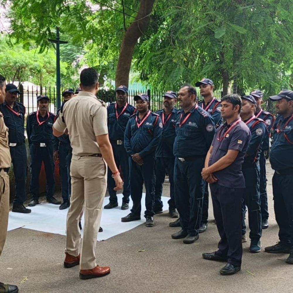 रेलवे अस्पताल के सुरक्षाकर्मी 3 दिन से धरने पर:प्रयागराज में 6 महीने की सैलरी बकाया, फील्ड ऑफिसर ने दी निकालने की धमकी