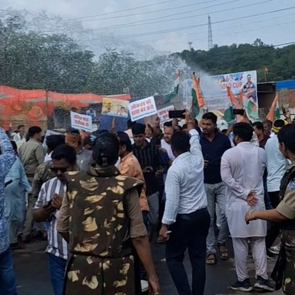 चुनाव आयुक्त को हटाने की मांग पर कांग्रेस का प्रदर्शन:कलेक्ट्रेट के बाहर पुलिस से धक्का मुक्की; 3 पुतले जलाने की कोशिश