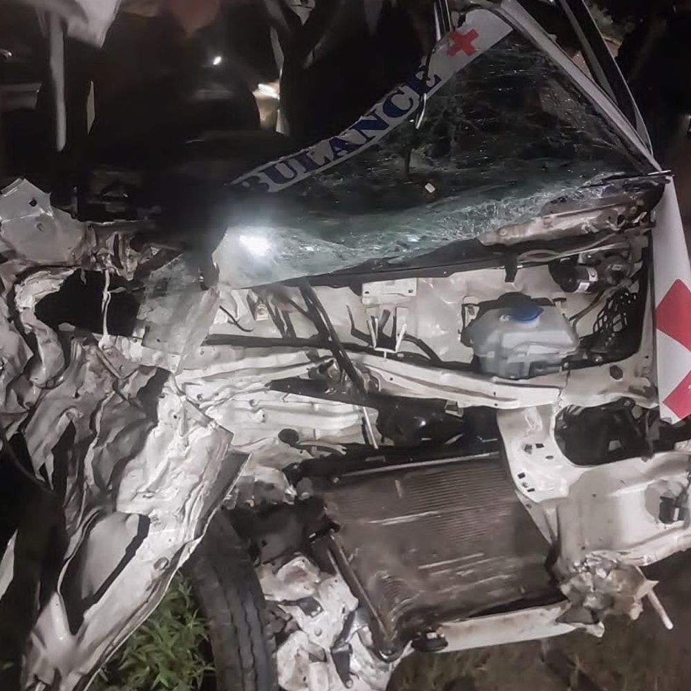 ट्रक-एंबुलेंस में आमने-सामने टक्कर, 2 की मौत:नेशनल हाईवे-30 पर हादसा; कवर्धा से शव छोड़कर रायपुर लौट रही थी एंबुलेंस