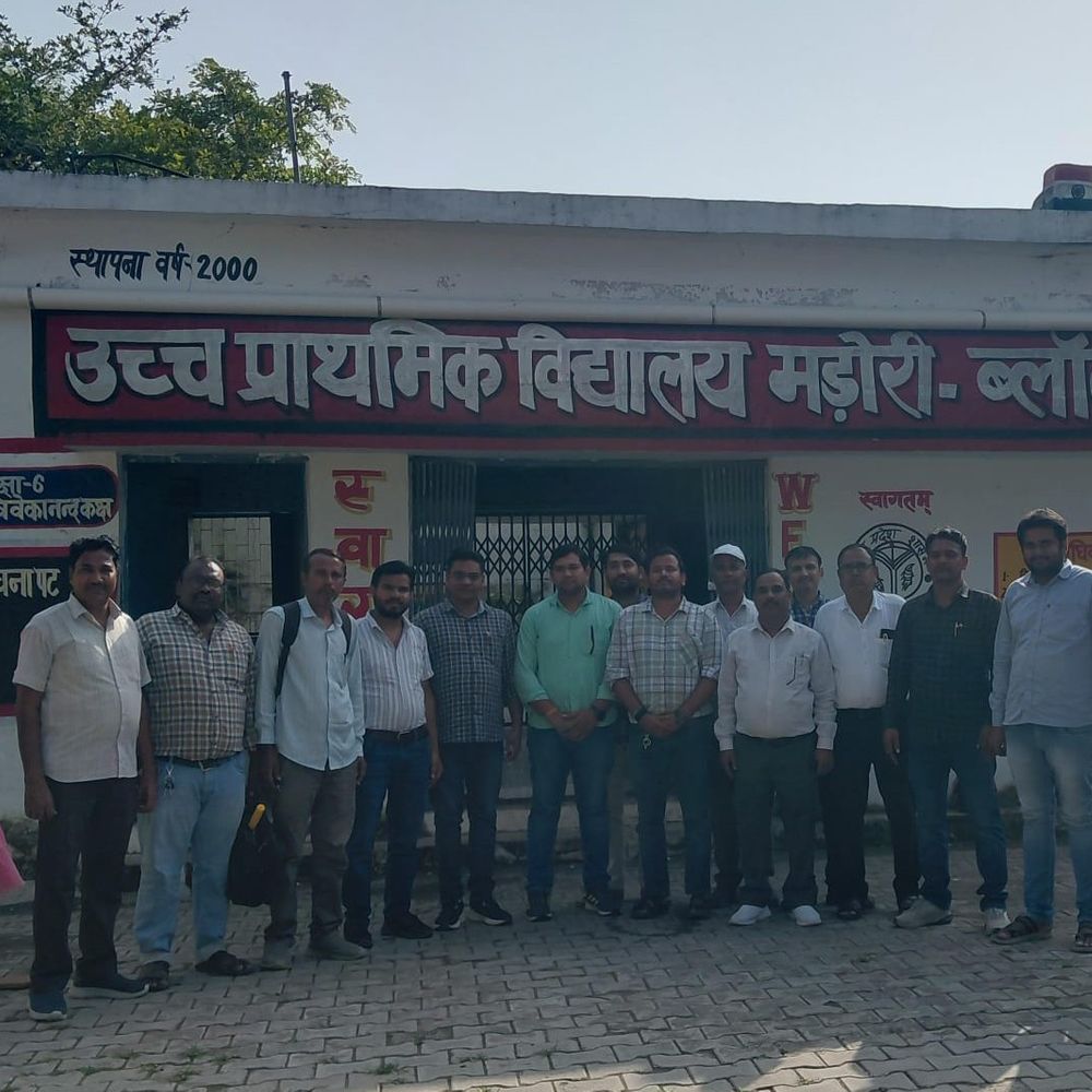 झांसी में शिक्षक संघ की बैठक:शिक्षकों की समस्याओं पर चर्चा; स्कूल पहुंचने में 15 मिनट की देरी पर वेतन न काटने की मांग