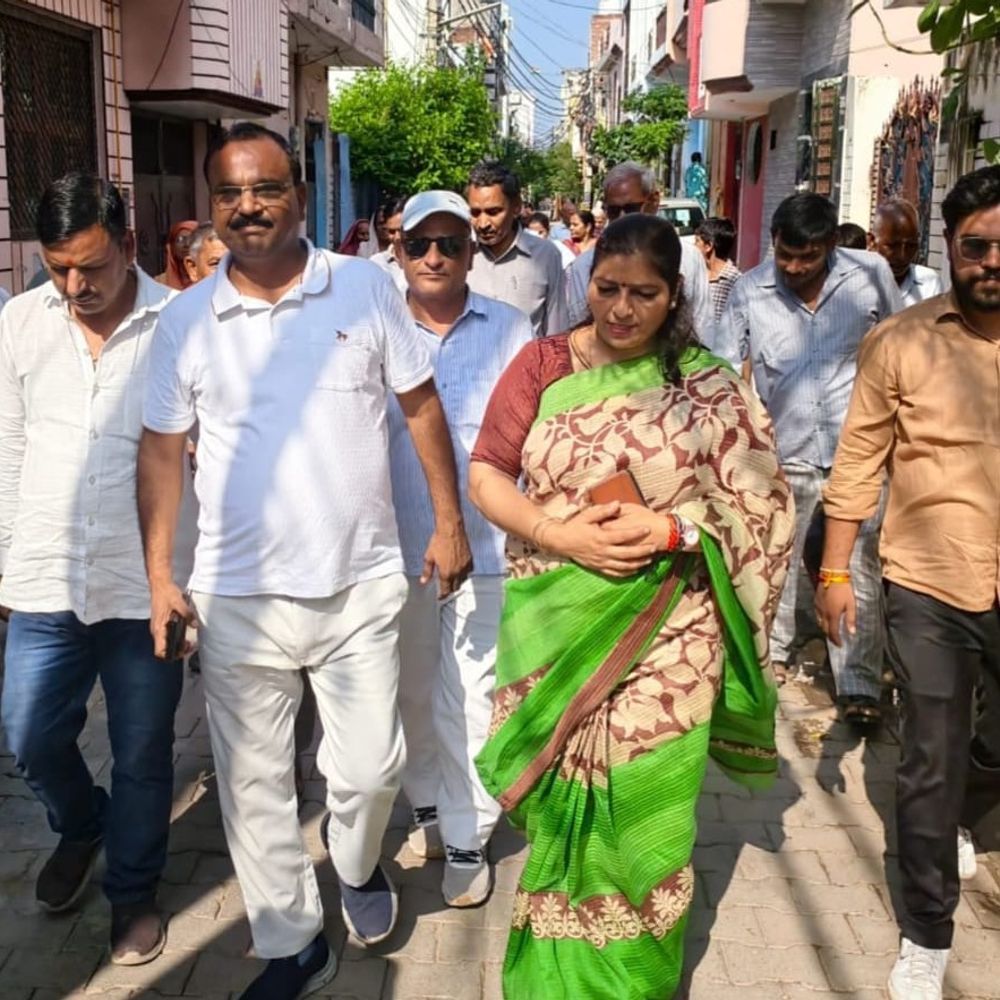 कृष्णानगर-शक्तिनगर में जल निकासी की दिशा बदलने पर विवाद:नगर पालिका ने मौके पर पहुंचकर लोगों की समस्या सुनी, स्थायी समाधान का भरोसा दिया