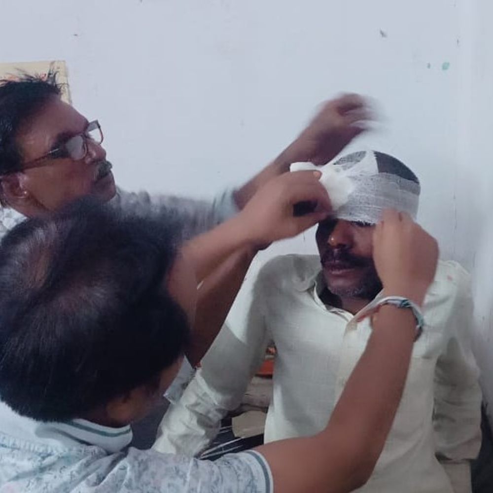 हरपालपुर स्टेशन पर चलती ट्रेन से प्लेटफॉर्म पर गिरा मजदूर:पत्नी-बेटी के साथ दिल्ली जा रहा था, GRP ने अस्पताल पहुंचाया