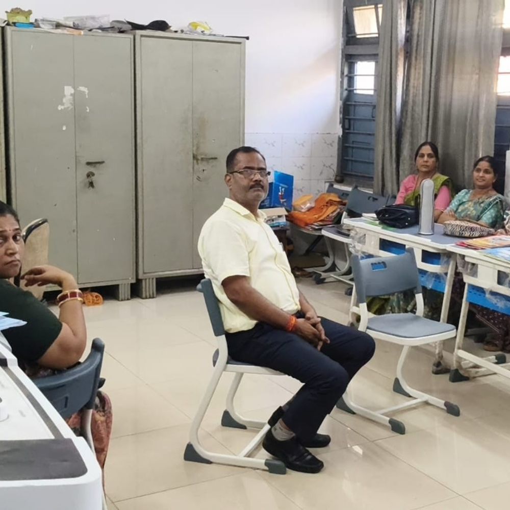 सिंगरौली में शिक्षक बोले- प्रिंसिपल ने 9.18 लाख रुपए निकाले:यूनिफॉर्म, खेलकूद सामग्री में फर्जीवाड़ा, प्राचार्य ने कहा- सारे काम नियम से किए