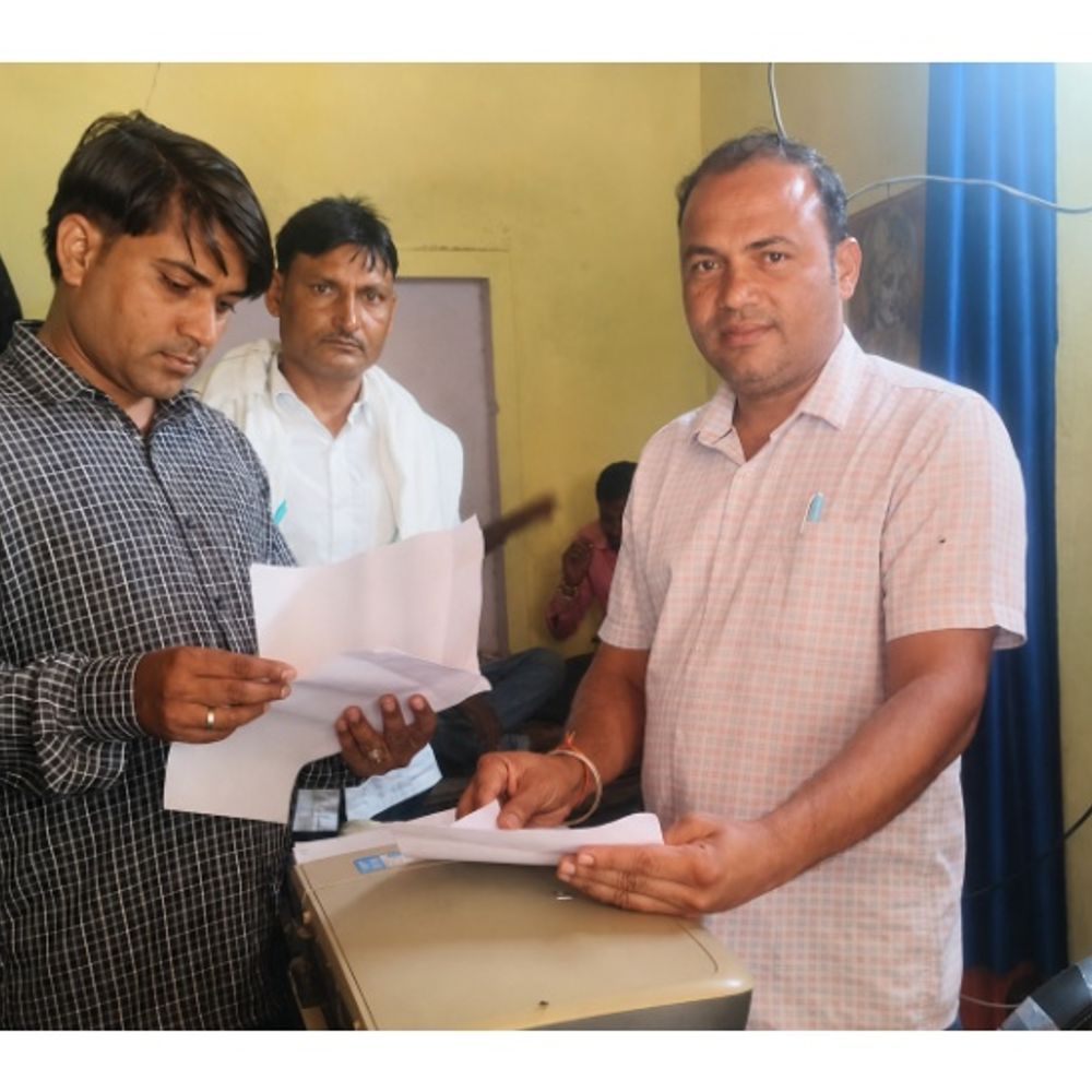 ओवरचार्जिंग पर प्रशासन की सख्ती, दो ई-मित्र कियोस्क पर कार्रवाई:एक संचालक पर 5 हजार का जुर्माना और 15 दिन का निलंबन, दूसरे पर 2 हजार का जुर्माना