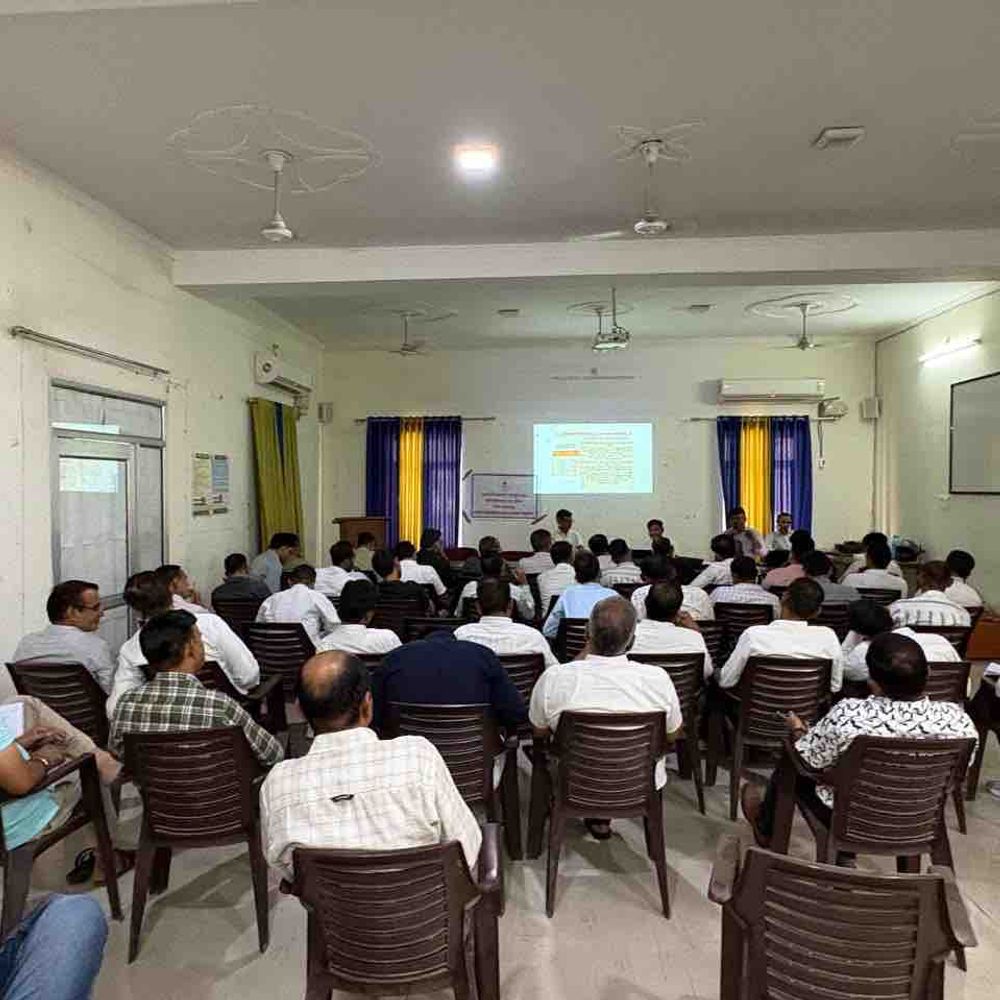 पंचायतीराज चुनाव से पहले मास्टर ट्रेनर्स को दिया प्रशिक्षण:मतदान प्रक्रिया और ईवीएम संचालन की कराई प्रैक्टिस