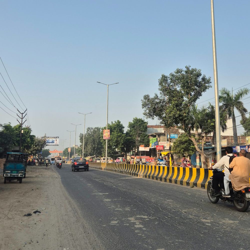 अलीगढ़ में टेम्प्रेचर 33°C:बारिश होने के दो दिन बाद आज तेज धूप निकली, रुक-रुककर हवा बह रही
