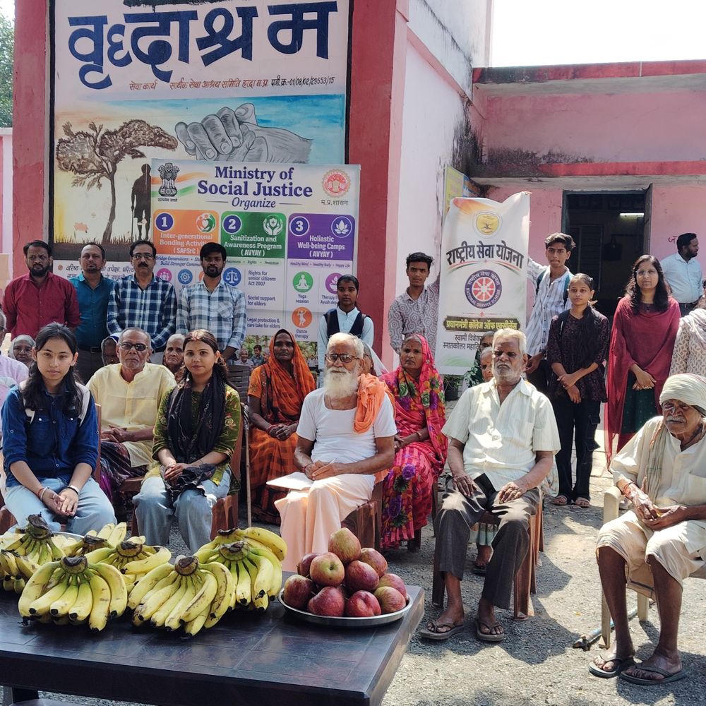 बच्चों के साथ खेलकर स्वयंसेवकों ने जिया बचपन, बांटी पठन सामग्री