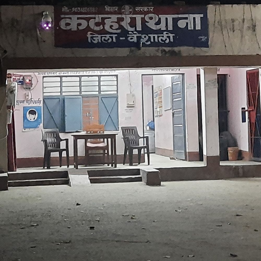 घर का ताला काटकर साढ़े तीन लाख की चोरी:कटहरा के चेहराकलां गांव में चोरों ने वारदात को दिया अंजाम, बची सामग्री में लगाई आग