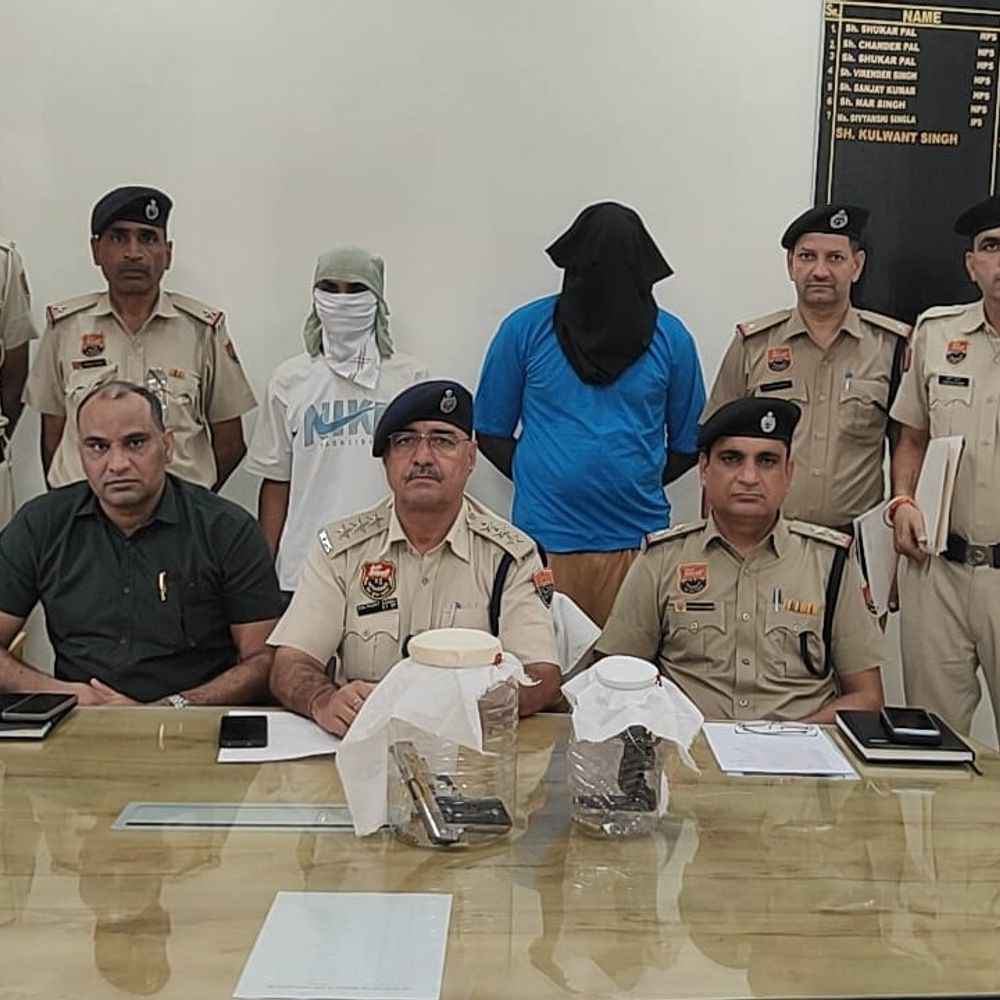 रतिया में अवैध पिस्टल समेत दो युवक अरेस्ट:पांच कारतूस भी मिले, पेड़ की आड़ लेकर छिपने का प्रयास, पुलिस ने जब्त की कार