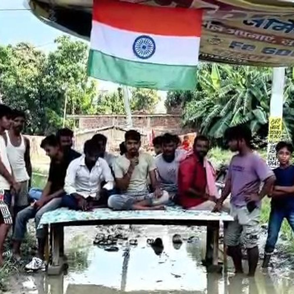 'घुटने भर पानी में स्कूल जाने को मजबूर बच्चे':सीतामढ़ी-हीरोलवा-डिहठी सड़क पर जलजमाव; बदहाली के खिलाफ युवाओं का आमरण अनशन