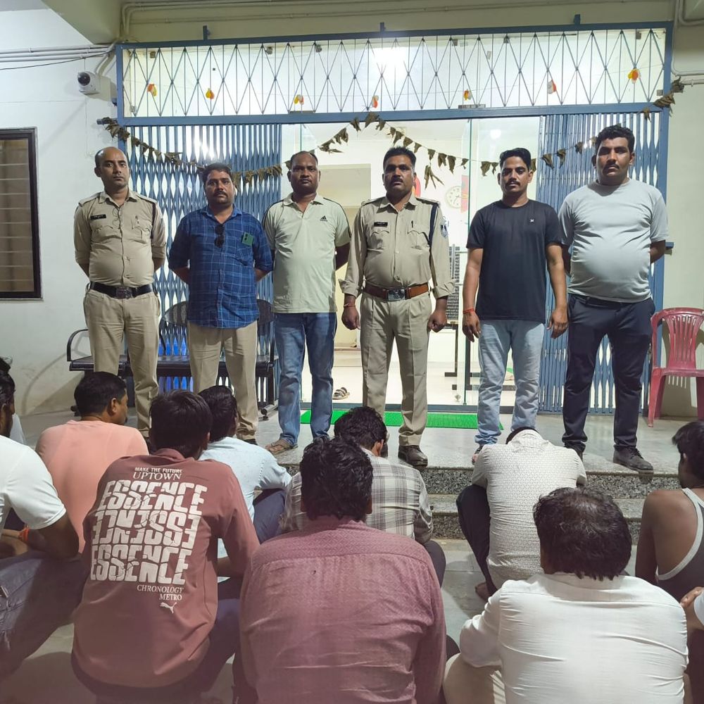 दमोह में जुआ खेल रहे 13 जुआरी गिरफ्तार:मुखबिर की सूचना पर पहुंची पुलिस; नकदी भी बरामद किए