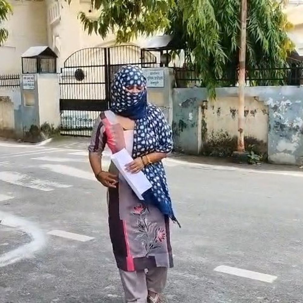 मैनपुरी में महिला को रास्ते में रोककर छेड़खानी:मंदिर से लौट रही थी समय पकड़ा, छेड़खानी के विरोध पर मारपीट, एसपी से कार्रवाई की मांग